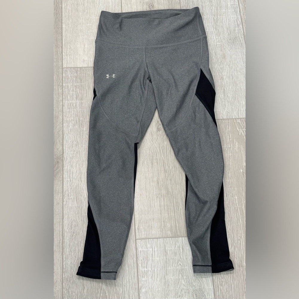 UNDER ARMOUR Women’s Size Small Gray and Black Cropped HeatGear Leggings